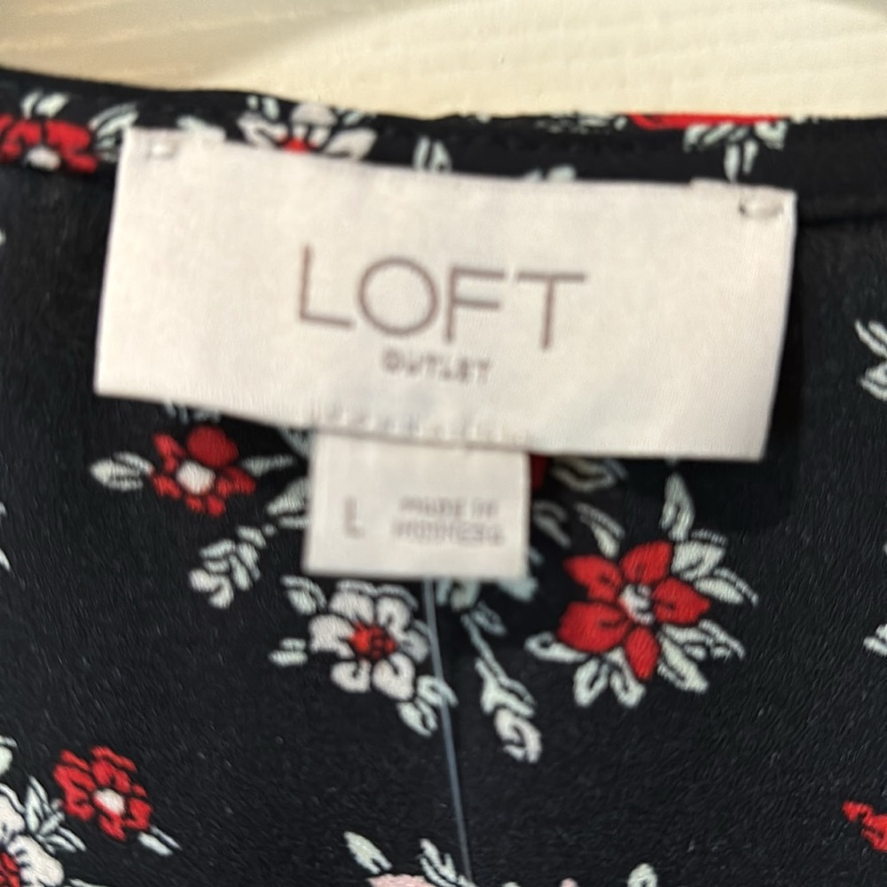 🌴🌴Loft blouse - Picture 2 of 3